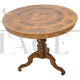 Tavolo antico rotondo in legno di noce intarsiato, metà XIX secolo                           
