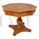 Tavolo ottagonale intarsiato in stile antico                            