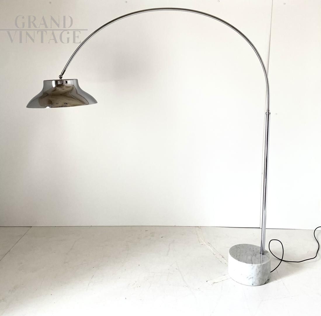 Lampada piantana design ad arco regolabile in acciaio e marmo di Carrara,  Italia anni '60
