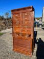 Schedario archivio vintage in legno con cassetti e serrandina                            