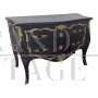 Comò in stile barocco in legno nero con decorazioni in bronzo dorato                            