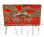 Credenza a due ante in vetro rosso e bamboo con maniglie a pesce                            