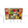 Comò in vetro colorato a 4 cassetti con dettagli in ottone                            