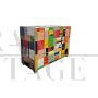 Comò in vetro colorato a 4 cassetti con dettagli in ottone