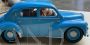 Modellino di Aroutcheff raffigurante Gil Jourdan sulla sua Renault 4CV blu