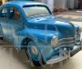 Modellino di Aroutcheff raffigurante Gil Jourdan sulla sua Renault 4CV blu