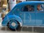 Modellino di Aroutcheff raffigurante Gil Jourdan sulla sua Renault 4CV blu
