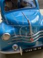 Modellino di Aroutcheff raffigurante Gil Jourdan sulla sua Renault 4CV blu