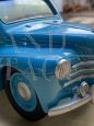 Modellino di Aroutcheff raffigurante Gil Jourdan sulla sua Renault 4CV blu