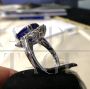 Anello in oro bianco con diamanti e grande tanzanite centrale