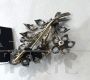 Spilla antica con mazzo di fiori in oro e argento con diamanti e zaffiro