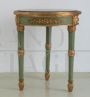 Tavolino in stile Luigi Filippo laccato verde e oro con piano rotondo in marmo