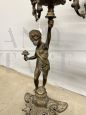 Coppia di candelabri in bronzo del '900 a cinque fiamme con putti