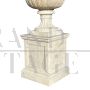 Coppia di grandi vasi da giardino in marmo bianco in stile antico
