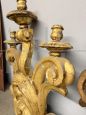 Antica coppia di grandi applique in legno dorato e intagliato, XIX secolo                            