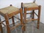 Coppia di sgabelli rustici in olmo con seduta in paglia, anni '80
