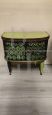 Comodino mobiletto vintage a vetrina con piano in vetro verde