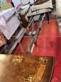 Tavolo palladiano allungabile a manovella con intarsi di fiori e musichieri