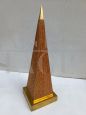 Obelisco vintage in midollino e metallo dorato firmato Tarzia, anni '60                            