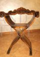 Coppia di sedie Savonarola con intagli di teste di leone