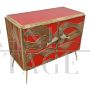 Credenza a due ante in vetro rosso e bamboo con maniglie a pesce                            