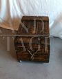 Tavolino vintage con rotelle ricavato da una cassa di legno