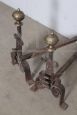 Antica coppia di alari da camino in ferro e ottone del XVIII secolo