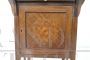 Tavolino Art Nouveau in legno di noce intarsiato, inizio XX secolo