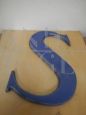 Lettera S in terracotta blu, anni '40
