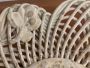 Coppia di piatti centrotavola antichi in maiolica traforata