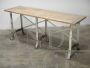 Grande tavolo da lavoro antico in ghisa con piano in legno, anni '20                            