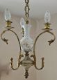 Lampadario vintage a 3 bracci in metallo bronzato e ceramica dipinta