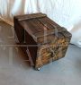 Tavolino vintage con rotelle ricavato da una cassa di legno