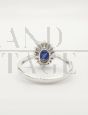 Anello con zaffiro ovale e diamanti                            