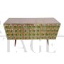 Credenza a tre ante in ottone con inserti circolari in vetro verde                            