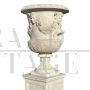 Coppia di grandi vasi da giardino in marmo bianco in stile antico