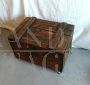 Tavolino vintage con rotelle ricavato da una cassa di legno