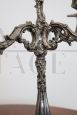 Coppia di candelabri in metallo argentato, anni '80