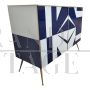 Credenza con geometrie in vetro bianco e blu