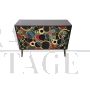Credenza a due ante in legno e vetro colorato con geometrie circolari                            