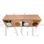 Credenza illuminata in vetro colorato e decorato con cerchi