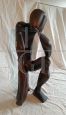 Scultura etnica Africana con figura in legno di teak tinto nero