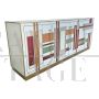 Credenza a 4 ante in vetro bianco con sezioni colorate e ottone                            