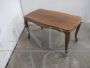 Tavolino da salotto vintage con gambe mosse e intagliate                            
