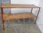 Scaffale console industriale in ferro laccato rosso e legno, anni '60