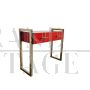 Consolle in vetro rosso con due cassetti                            