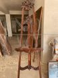Grande cavalletto da pittore vintage finemente intagliato