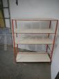 Carrello scaffale industriale in legno e metallo arancione, anni '70