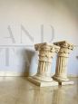Coppia di colonne in marmo travertino con capitelli in stile Corinzio, Italia anni '40