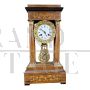 Orologio Impero da portale in noce intarsiato, metà XIX secolo                            